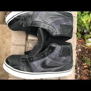 Nike High top up plaid size 11